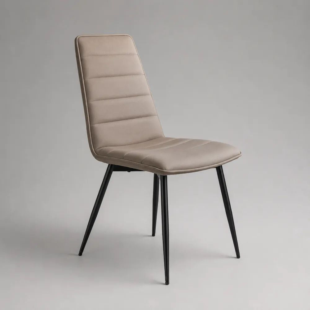 Chaise de salle à manger rembourrée en similicuir taupe avec pieds en acier noir, 45 × 54 × 87 cm